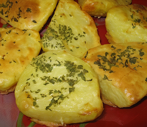 Фотография рецепта Картошка под майонезом с прованскими травами, запеченная в микроволновке