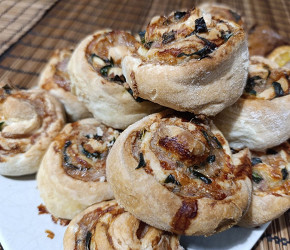 Фотография рецепта Рулеты из слоеного теста с мясом и шпинатом