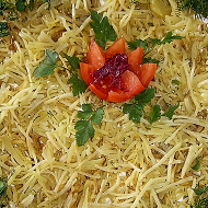 Слоеный салат с картофелем, карбонадом и сыром