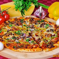 Фотография рецепта Мясная пицца с грибами и красным луком автор Екатерина Симова