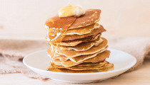 Пышные панкейки как в любимой кофейне: рецепты на молоке и кефире