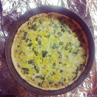 Открытый пирог с сыром и луком-пореем