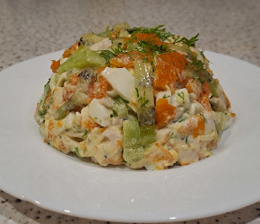 Фотография рецепта Легкий салат с куриной грудкой, запеченной тыквой и киви