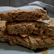 Печенье со специями, грецкими орехами и изюмом