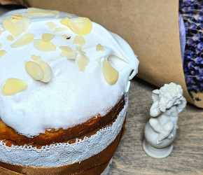 Фотография рецепта Кулич с изюмом и лепестками миндаля