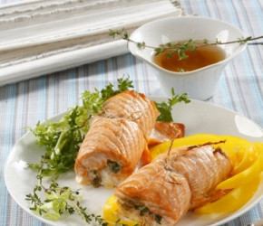 Фотография рецепта Рулеты из лосося с рукколой и пармезаном