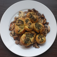 Помятый молодой картофель с зеленью и чесноком