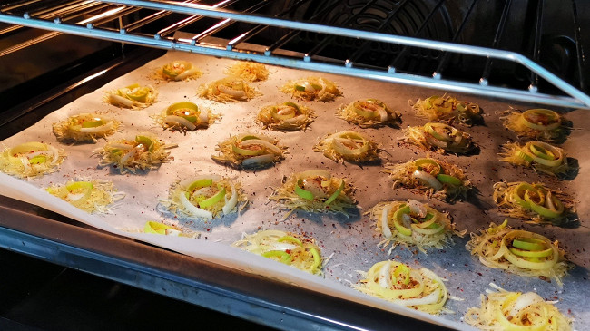 Фото шага рецепта Острые сырно-луковые чипсы 152506 шаг 10