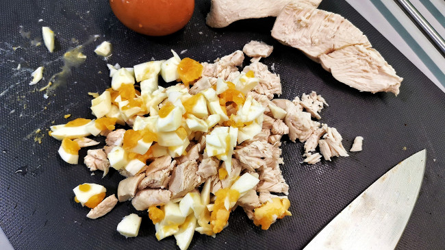 Фото шага рецепта Салат из курицы с ананасами, грибами и сыром 46944 шаг 2