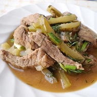 Говядина в остром соусе с маринованными огурцами