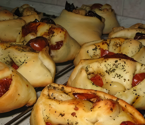 Фотография рецепта Булочки с печеными помидорами и чесноком
