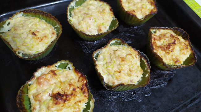 Фото шага рецепта Маффины в духовке с мясом и кабачком 189729 шаг 9