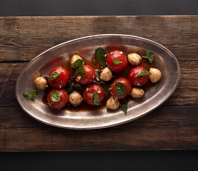Фотография рецепта Салат из маринованных помидоров черри с шариками моцареллы