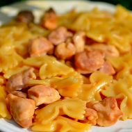 Паста фарфалле с курицей и медом
