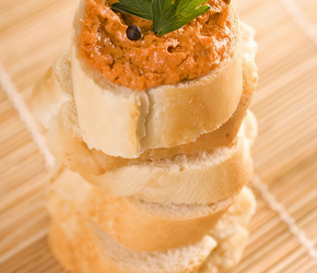 Фотография рецепта Кростини с анчоусами и каперсами