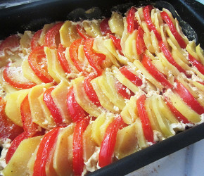 Фотография рецепта Кусочки картофеля, запеченные с помидорами и базиликом