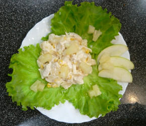 Фотография рецепта Куриный салат с ананасом, яблоками и кукурузой