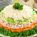Фотография рецепта Слоеный куриный салат с шампиньонами и луком-пореем автор Irina Bmbulyan