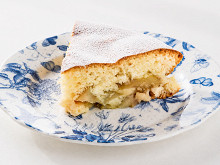Шарлотка с яблоками на кефире