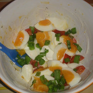 Салат с яйцом, черри и зеленым луком