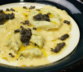 Фотография рецепта Равиоли с перепелиными яйцами и трюфельным маслом