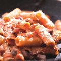 Фотография рецепта Паста аматричана (Rigatoni all'Amatriciana) автор Адская Кухня на РЕН ТВ