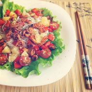 Салат с жареными креветками и ананасом