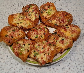 Фотография рецепта Гренки с сыром, колбасой и зеленью на сковороде