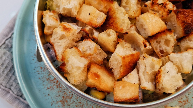 Фото шага рецепта Салат с кукурузой и сухариками 175192 шаг 12
