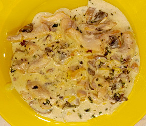 Фотография рецепта Куриные бедра с шампиньонами в сметанном соусе