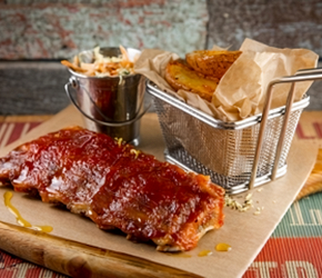 Фотография рецепта Жареные свиные ребра в соусе BBQ с овощным салатом и печеным картофелем