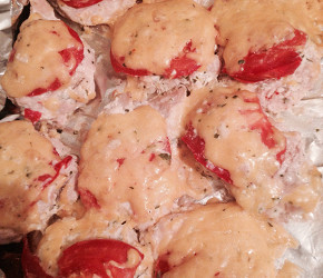Фотография рецепта Куриное филе под сыром с помидорами