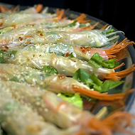 Запеченные на гриле креветки в рисовой бумаге