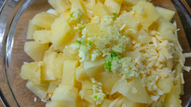 Фото шага рецепта Салат из курицы с ананасом и сыром 175133 шаг 13