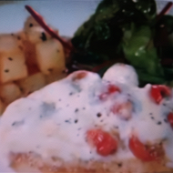Запеченная куриная грудка под соусом из томатов, базилика и моцареллы