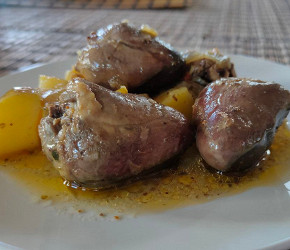 Фотография рецепта Индюшачьи сердечки с луком и картофелем