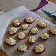 Пирожки с помидорами, творогом и козьим сыром