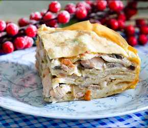 Фотография рецепта Блинный пирог с курицей, беконом и грибами