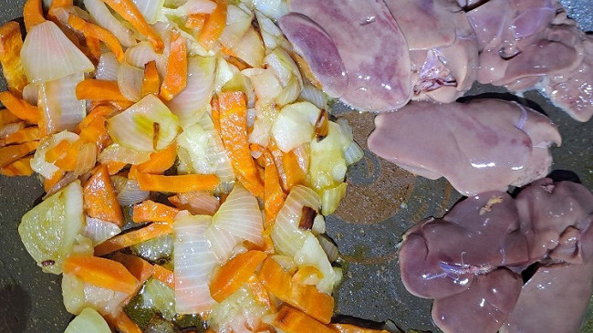 Фото шага рецепта Паштет из куриной печени с яблоками на сковороде 190605 шаг 8