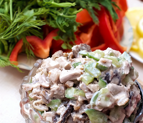 Фотография рецепта Салат из курицы с шампиньонами и маринованными огурцами