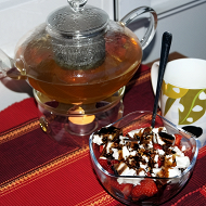 Легкий салат с клубникой и овечьим сыром