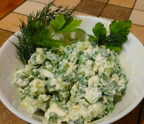 Фотография рецепта Салат из зеленого лука с огурцом, яйцом и сметаной