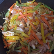 Гречневая лапша с овощами, курицей и зеленью