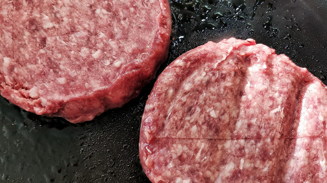 Фото шага рецепта Стейкбургер с ананасом и гарниром из квашеной капусты 151372 шаг 6
