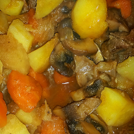 Мясное рагу с овощами и грибами