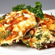 Мясо под апельсином и яблоком, запеченное с сыром и майонезом