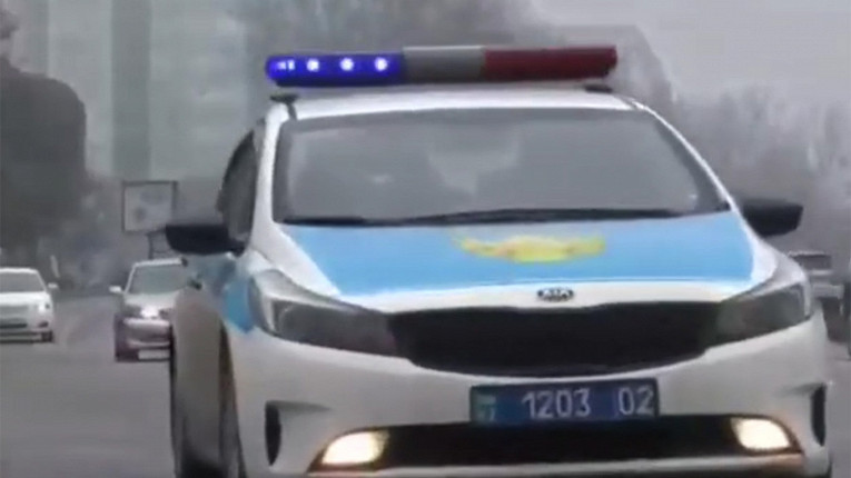 Задержание силовиками вооруженных мужчин в Казахстане сняли на видео