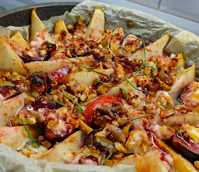 Фотография рецепта Запеченные фрукты с сыром и орехами