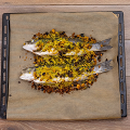 Фотография рецепта Сибас, запеченный с кедровыми орешками и изюмом автор ШЕФМАРКЕТ