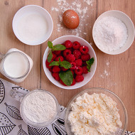 Блинчики со сливочным кремом, малиной и мятой